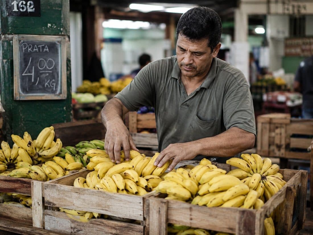 Comprador de banana em mercado